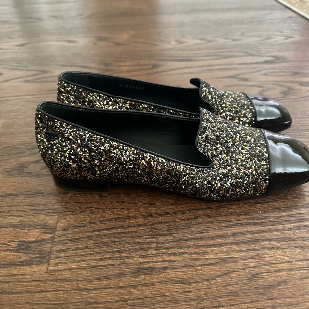 Chanel - Black and Gold Patent Flat - Picture 5 of 5